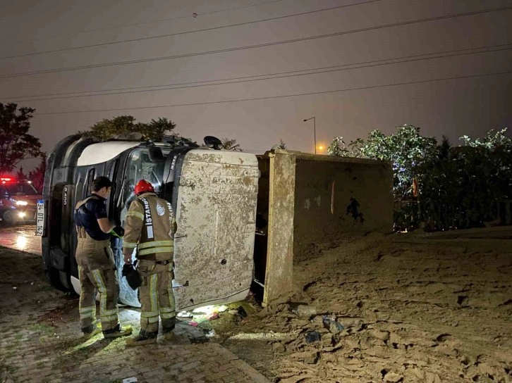 Başakşehir’de virajı alamayan hafriyat kamyonu yan yattı: 1 yaralı