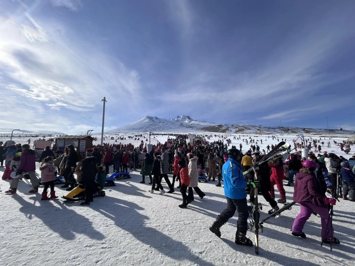 Başkan Büyükkılıç, Erciyes’te turistlerle buluştu