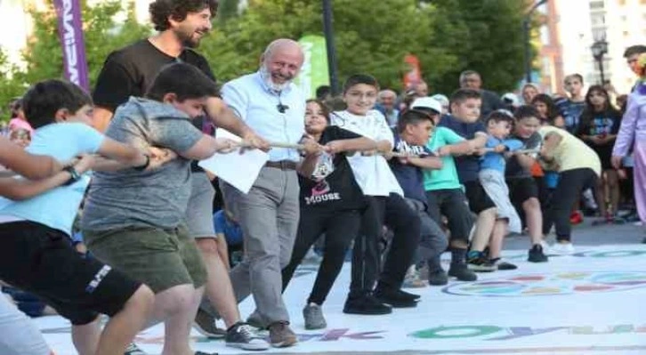 Başkan Çolakbayrakdar; “Şenliklerimizle çocukların yüzleri gülerken, ailelerde nostalji yaşıyor”