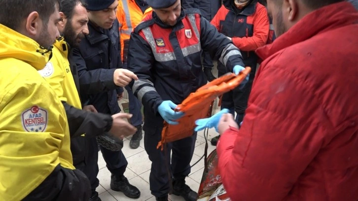 Batan gemiden geriye kalanlar yürek dağladı! Ayakkabı ve can yelekleri karaya vurdu