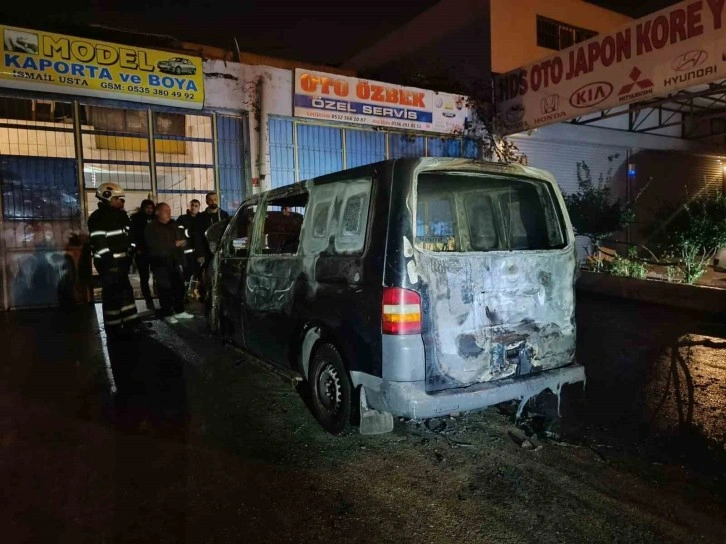 Batman’da park halindeki minibüs yandı