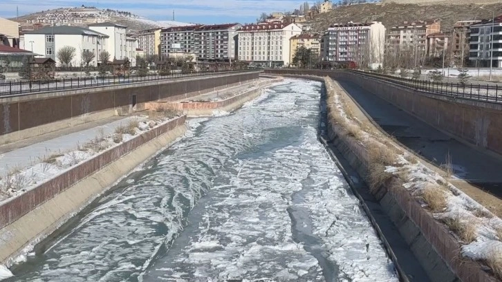 Bayburt -21 dereceyi gördü! Türkiye'nin en hızlı akan nehri buz tuttu