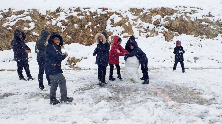 Bayburt’ta çocukların kar sevinci