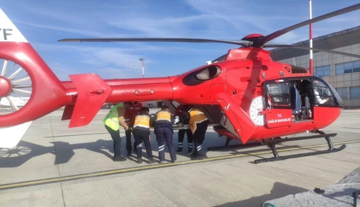 Baygınlık geçiren vatandaş helikopter ambulansla Van’a sevk edildi