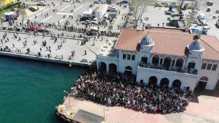 Bayramın ilk gününde trafik ve vapur iskelelerinde yoğunluk yaşandı