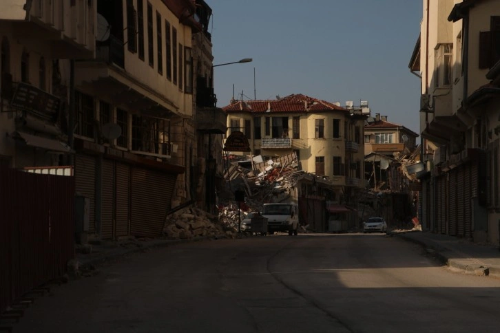 Bayramlarda cıvıl cıvıl olan enkaz kent, iş makinesi seslerinin susmasıyla sessizliğe büründü