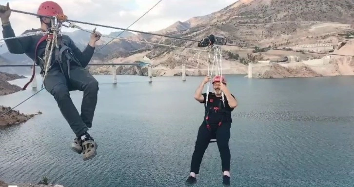 Belediye Başkanı zipline ile deneme geçişi yaparken baraj gölü üzerinde kaldı