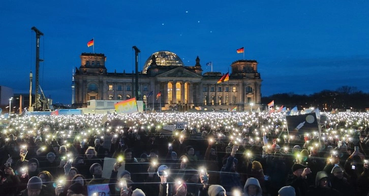 Berlin’de 100 bin kişiden ırkçılık karşıtı gösteri