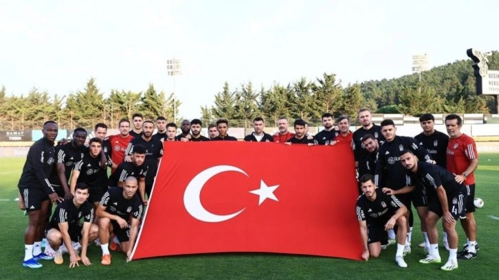 Beşiktaşlı futbolculardan Cumhuriyet’in 100. yılı kutlaması