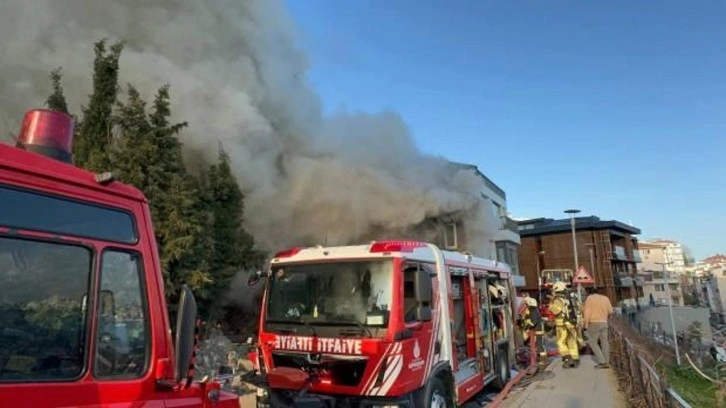 Beyoğlu'nda iki katlı ahşap binada yangın!