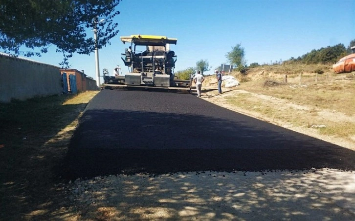 Bilecik’te köy yolları sıcak asfalt ile buluşmaya devam ediyor