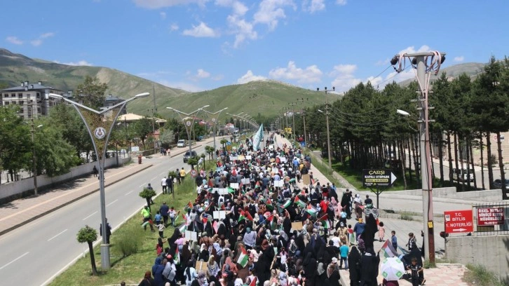 Bitlis'te yüzlerce kişi Filistin için yürüdü, kalabalığa atlılar da destek verdi