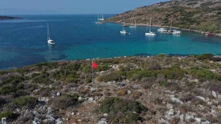 Bodrum’da ada ve koylar Türk bayrağı ile donatıldı