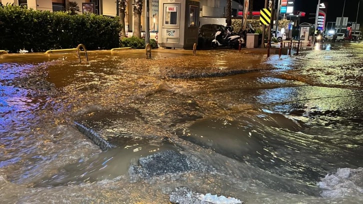 Bodrum'da alışıldık manzara: Ana isale hattı patladı, yollar göle döndü