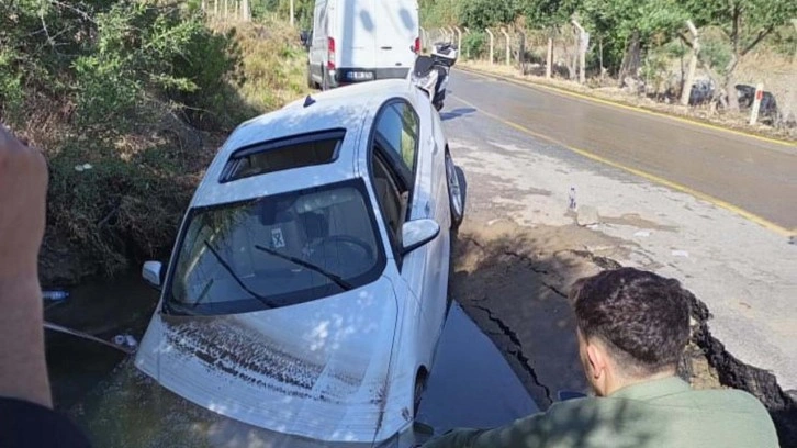 Bodrum'da isale hattı patladı! Otomobil oluşan çukura düştü