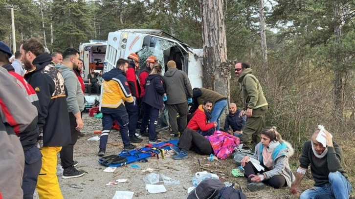 Bolu'da feci kaza. Kayak Merkezine giden minibüs devrildi. 14 kişi yaralandı