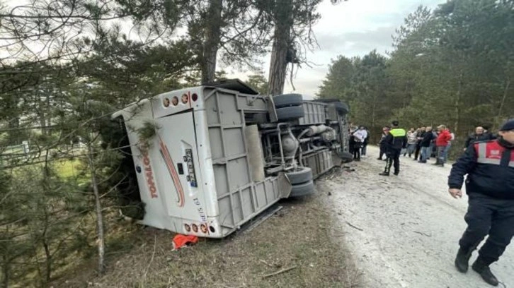 Bolu'da minibüs devrildi! Çok sayıda yaralı