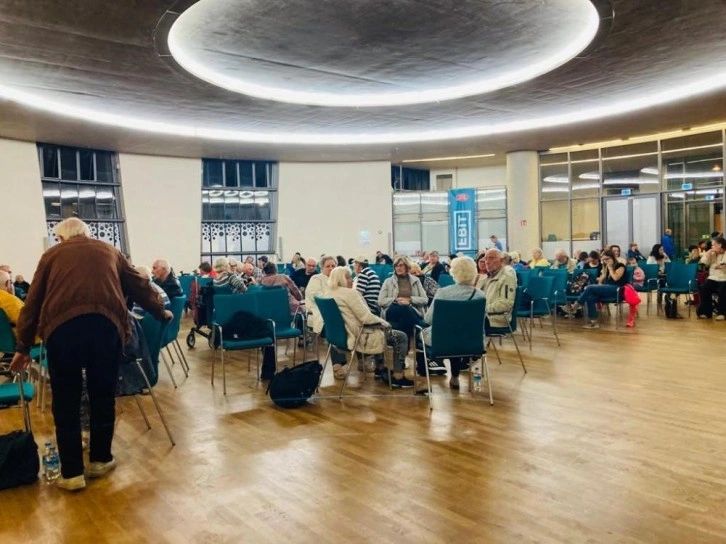 Bomba tahliyesi sırasında evini terk eden insanlar camiye sığındı