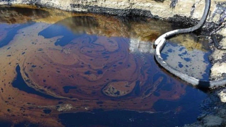 Boru hattından sızan petrol dereye karıştı