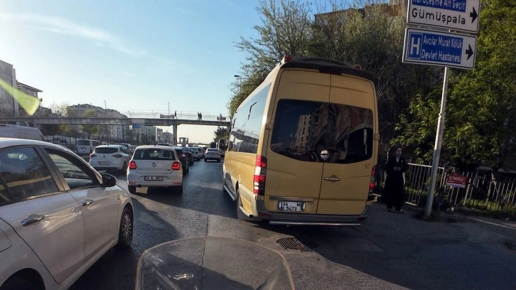 Böyle rahatlık görülmedi! Avcılar'da kaldırımdan giden minibüs sürücüsü kameraya böyle yansıdı