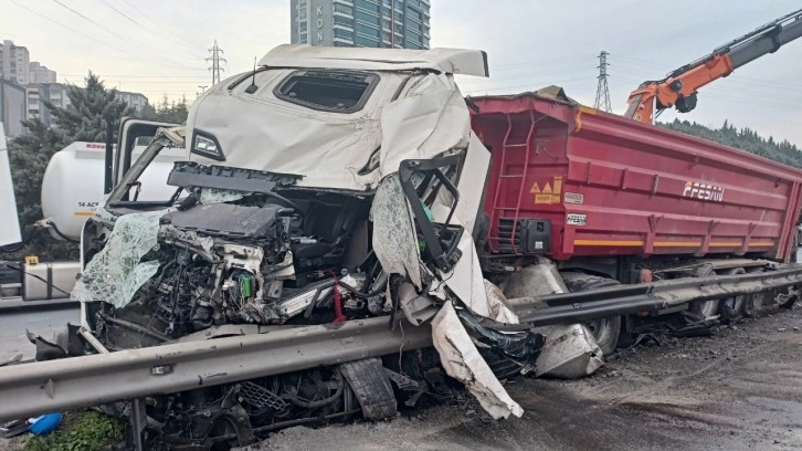 Bu araçtan iki kişi sağ olarak kurtuldu: TEM'de bir TIR bariyerlere girdi, can pazarı yaşandı