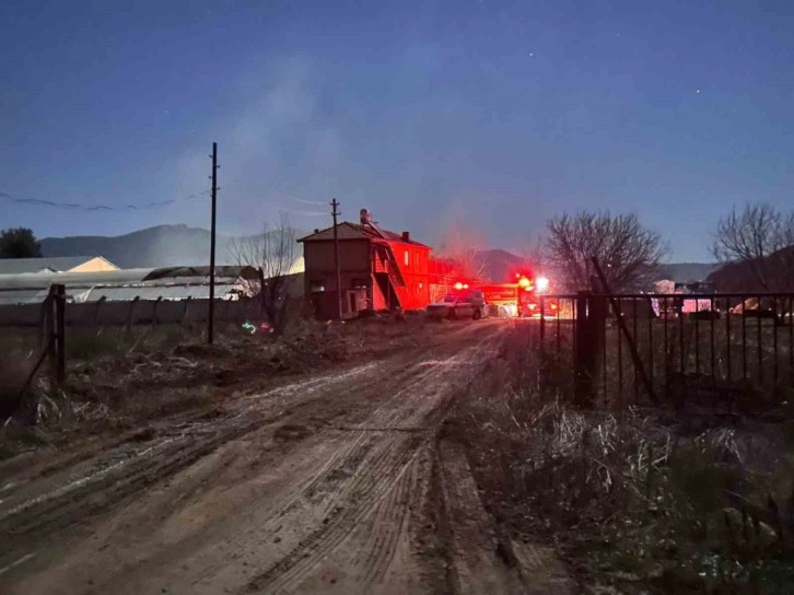 Burdur’da gündüz saatlerinde çıkıp kontrol altına alınan yangın tekrar nüksetti