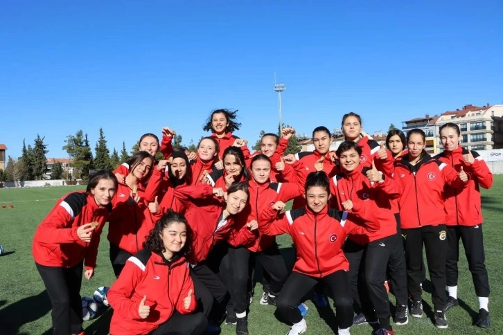 Burdur’da kurulan kadın futbol kulübü sahaya indi