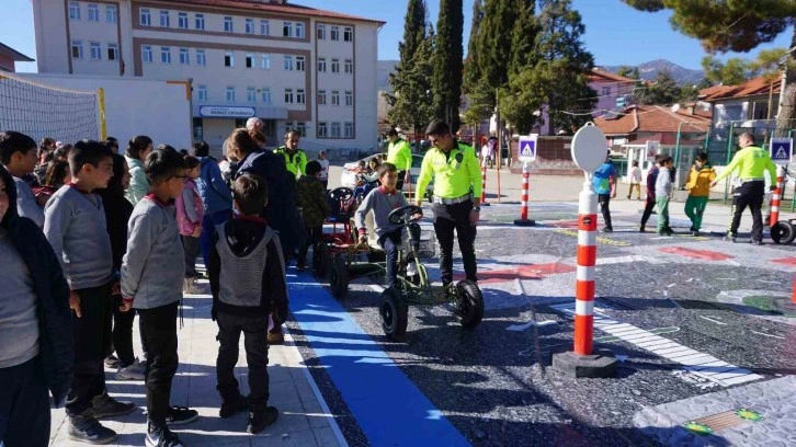 Burdurlu öğrenciler trafik parkında hem öğrendiler hem eğlendiler