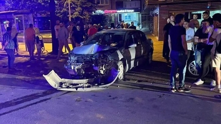 Bursa'da feci kaza: 5 canı taşıyan otomobil direğe çarptı