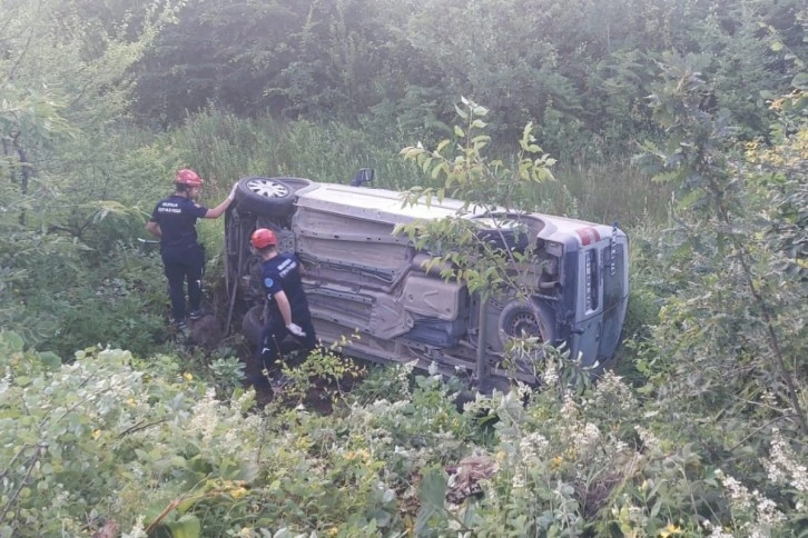 Bursa'da hafif ticari araç şarampole devrildi: 6 yaralı