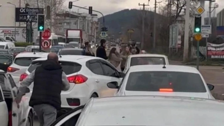 Bursa'da iki ayrı yol verme kavgası kamerada! Önce kadınlar, sonra erkekler birbirine girdi