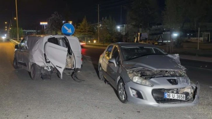 Bursa'da otomobil ile hafif ticari araç çarpıştı: 9 yaralı