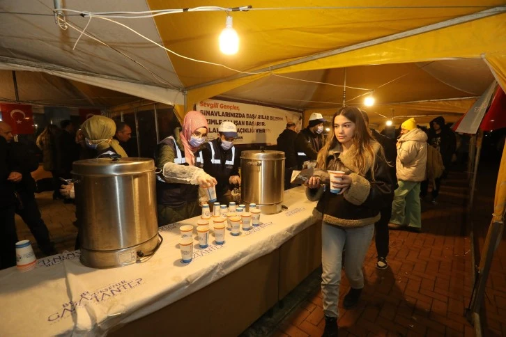 BÜYÜKŞEHİR’DEN ÜNİVERSİTE ÖĞRENCİLERİNE YEMEK İKRAMI