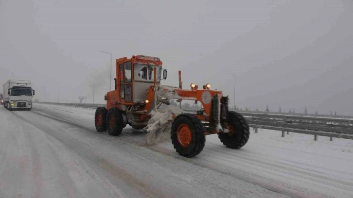 Çanakkale’de kar yağışı ulaşımı güçleştiriyor: 46 köy yolu kapandı