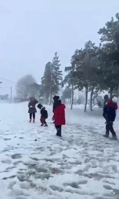 Çanakkale’de öğrencilerin kar sevinci