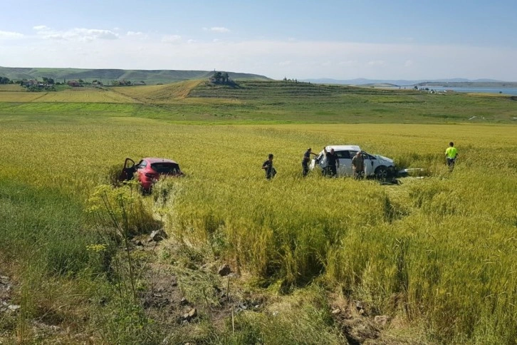 Çarpışan otomobiller tarlaya uçtu: 5 yaralı