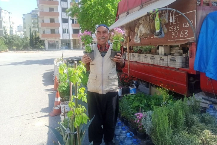 Çiçekçi dede, kendi yetiştirdiği fidelerle ekonomik gelir elde ediyor