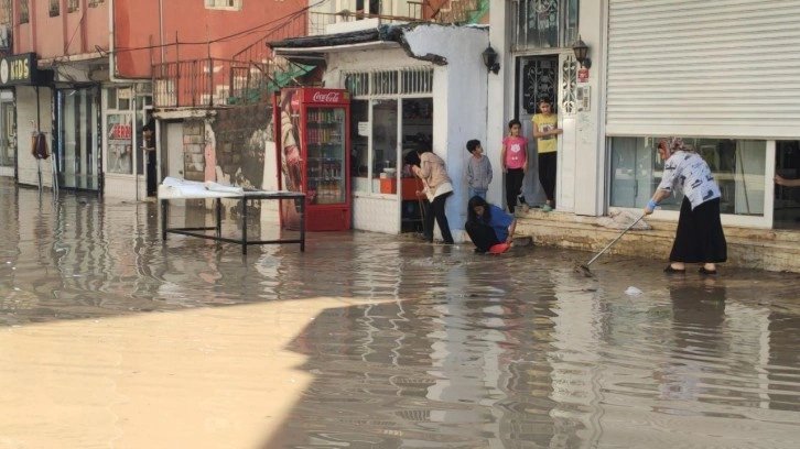 Cizre'de aniden bastıran sağanak ve dolu yağışı hayatı olumsuz etkiledi