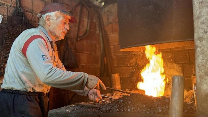 Çocuk yaşta başına geçtiği demir ocağında 50 yılı geride bıraktı