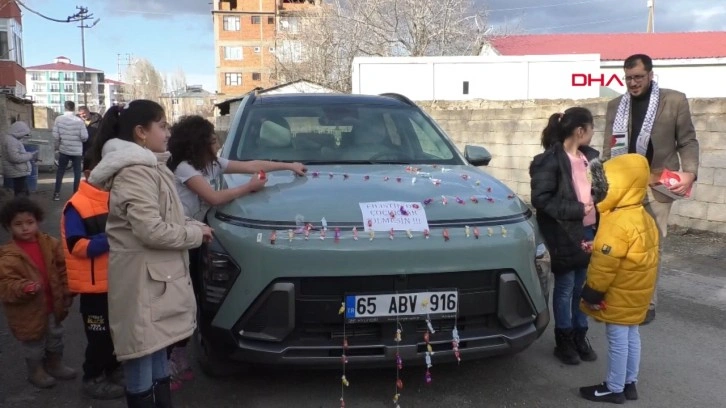 Çocuklara bayram şekerini bakın nasıl ikram etti: Aracını şekerle süsledi, sokak sokak gezdi