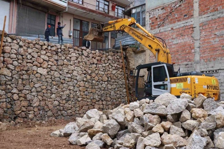 Çöken istinat duvarı yeniden inşa edildi