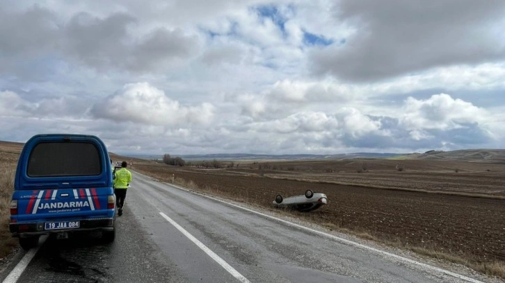 Çorum'da feci kaza. Kontrolden çıkan araç tarlaya uçtu: 2 yaralı