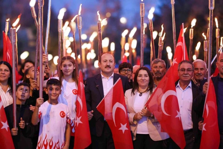 Cumhuriyetin 100. yılında Yörük çadırlarına Türk bayrakları ve meşalelerle yürüyüş yapıldı