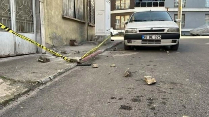 Çürük balkondan kopan parçalar otomobile zarar verdi