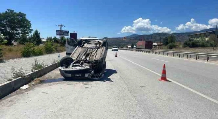 D100’de bariyerlere çarpan otomobil takla attı: 1 yaralı