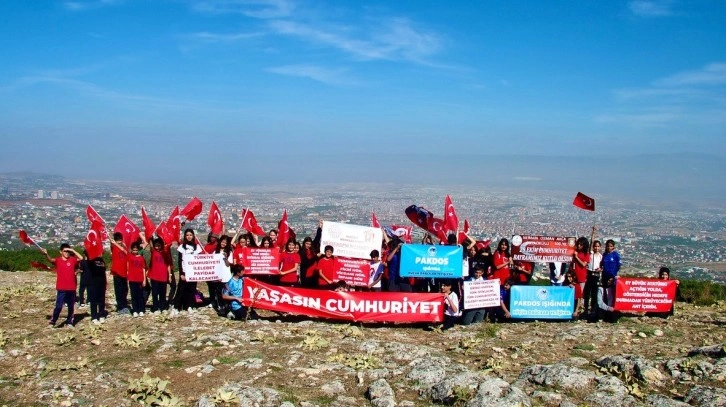 Denizli’de 100 ortaokul öğrencisi 100.yıl için 1000 metre rakıma tırmandı