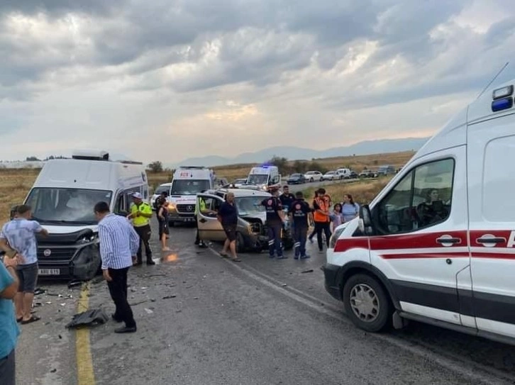 Denizli’de karavan ile hafif ticari araç çarpıştı: 2’si ağır 9 kişi yaralandı