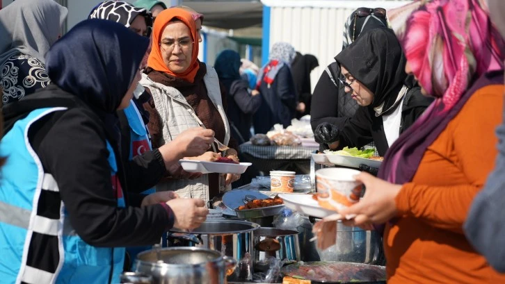 Depremzede kadınlar el işi ürünlerini satarak Filistin'e destek kampanyasına katıldı