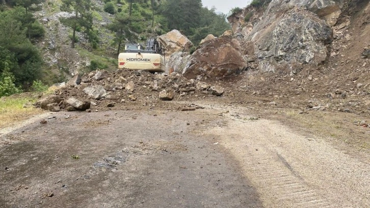 Dev kayalar yolu ulaşıma kapattı