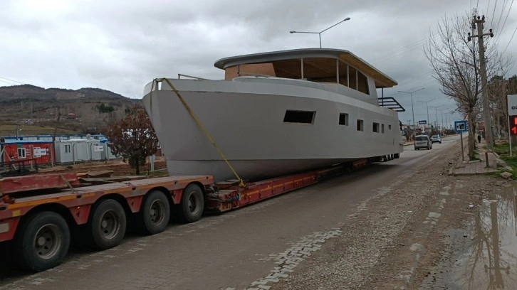 Dev tekne karayolu trafiğini kilitledi: 32 metre uzunluğunda 8 metre genişliğinde!